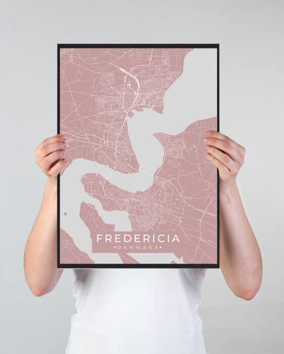 Fredericia byplakat i stilrent design. Denne Fredericia byplakat er med rosa baggrund og viser Fredericia fra sin smukkeste side