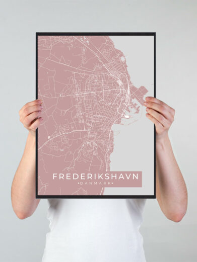 Frederikshavn byplakat i stilrent design. Denne Frederikshavn byplakat er med rosa baggrund og viser Frederikshavn fra sin smukkeste side