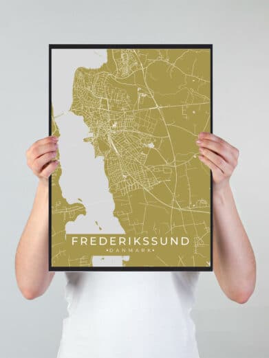 Frederikssund byplakat i stilrent design. Denne Frederikssund byplakat er med gul baggrund og viser Frederikssund fra sin smukkeste side