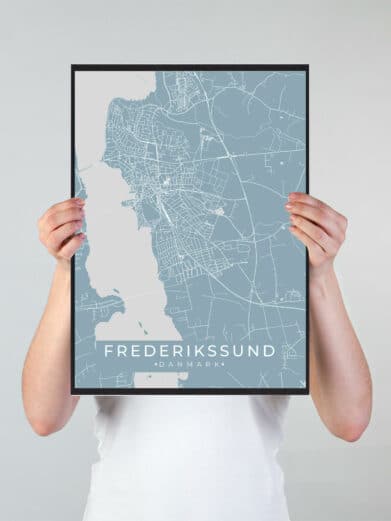 Frederikssund byplakat i stilrent design. Denne Frederikssund byplakat er med lyseblå baggrund og viser Frederikssund fra sin smukkeste side