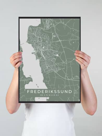 Frederikssund byplakat i stilrent design. Denne Frederikssund byplakat er med grøn baggrund og viser Frederikssund fra sin smukkeste side