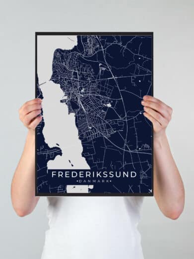Frederikssund byplakat i stilrent design. Denne Frederikssund byplakat er med mørkeblå baggrund og viser Frederikssund fra sin smukkeste side