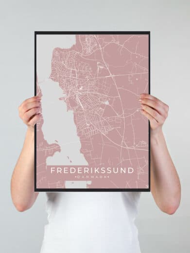 Frederikssund byplakat i stilrent design. Denne Frederikssund byplakat er med rosa baggrund og viser Frederikssund fra sin smukkeste side