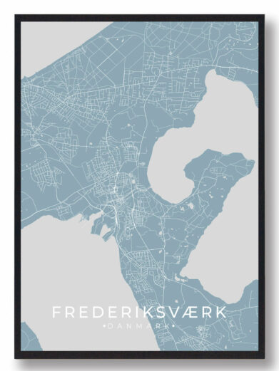 Frederiksværk byplakat i stilrent design. Denne Frederiksværk byplakat er med lyseblå baggrund og viser Frederiksværk fra sin smukkeste side