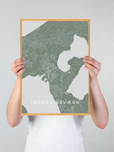 Frederiksværk by plakat med grøn baggrund. Denne Frederiksværk plakat med området som motiv viser Frederiksværk fra sin smukkeste side