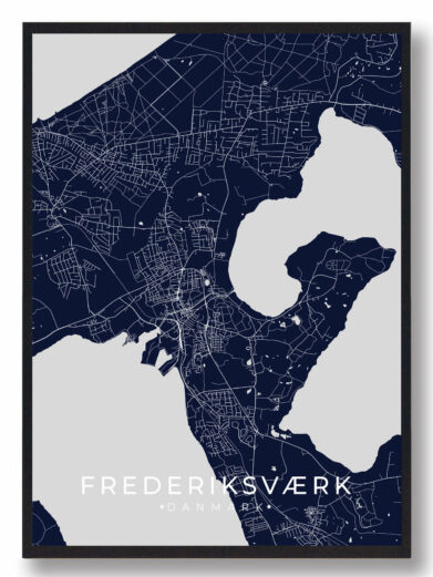 Frederiksværk byplakat i stilrent design. Denne Frederiksværk byplakat er med mørkeblå baggrund og viser Frederiksværk fra sin smukkeste side