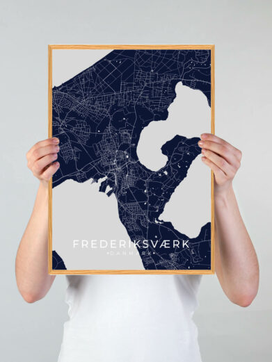 Frederiksværk by plakat med mørkeblå baggrund. Denne Frederiksværk plakat med området som motiv viser Frederiksværk fra sin smukkeste side