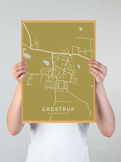 Gadstrup byplakat i karrygul. Minimalistisk design med hvide linjer, der viser Gadstrups gader. Perfekt som vægkunst.