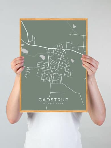 Grøn Gadstrup byplakat viser kort over byen i Danmark. Stilfuldt design, perfekt til dit hjem. Findes nu på tilbud!