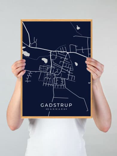 Gadstrup byplakat i mørkeblå med hvide vejdetaljer. Minimalistisk design af Gadstrup, Sjælland. Flot vægkunst.