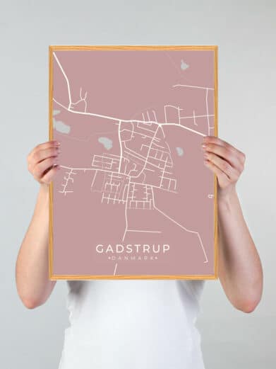 Gadstrup byplakat i rosa. Minimalistisk design med kort over Gadstrup, Sjælland. Perfekt vægkunst til dit hjem.