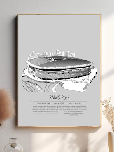 En sofistikeret plakat, der fanger Galatasaray på RAMS Park med en stilfuld grå baggrund. Stadionet fremstår solidt og kraftfuldt, mens den grå farve tilføjer et moderne og professionelt udtryk, der understreger holdets fokus og dedikation.