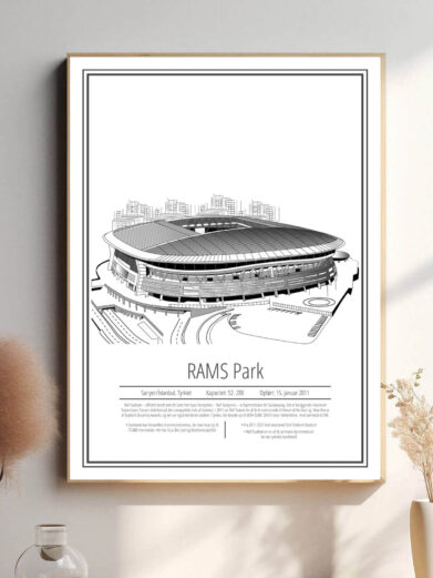 En elegant plakat, der fremhæver Galatasaray på RAMS Park med en strålende hvid baggrund. Stadionet træder frem med sine stærke linjer, mens den hvide farve tilføjer en følelse af renhed og styrke, der afspejler holdets beslutsomhed og ambitioner.