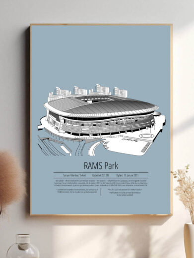 En energisk plakat, der skildrer Galatasaray på RAMS Park med en lysblå baggrund. Stadionet fremstår imponerende og stærkt, mens den blide lyseblå farve tilføjer en følelse af ro og fokus, hvilket skaber en perfekt balance mellem spænding og harmoni.