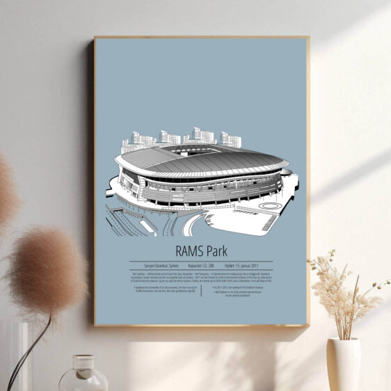 En energisk plakat, der skildrer Galatasaray på RAMS Park med en lysblå baggrund. Stadionet fremstår imponerende og stærkt, mens den blide lyseblå farve tilføjer en følelse af ro og fokus, hvilket skaber en perfekt balance mellem spænding og harmoni.