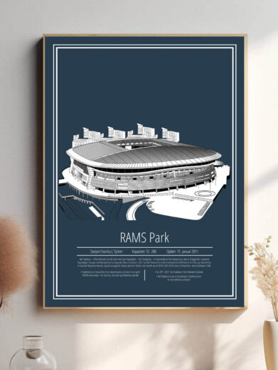 En kraftfuld plakat, der fanger spændingen ved Galatasaray-kampen på RAMS Park. Stadionet står i fokus med sine imponerende linjer og arkitektur, mens den mørkeblå baggrund tilføjer en dramatisk og energisk stemning, der afspejler holdets styrke og dedikation.