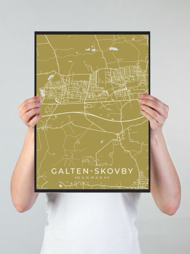 Galten Skovby byplakat i stilrent design. Denne Galten Skovby byplakat er med gul baggrund og viser Galten Skovby fra sin smukkeste side