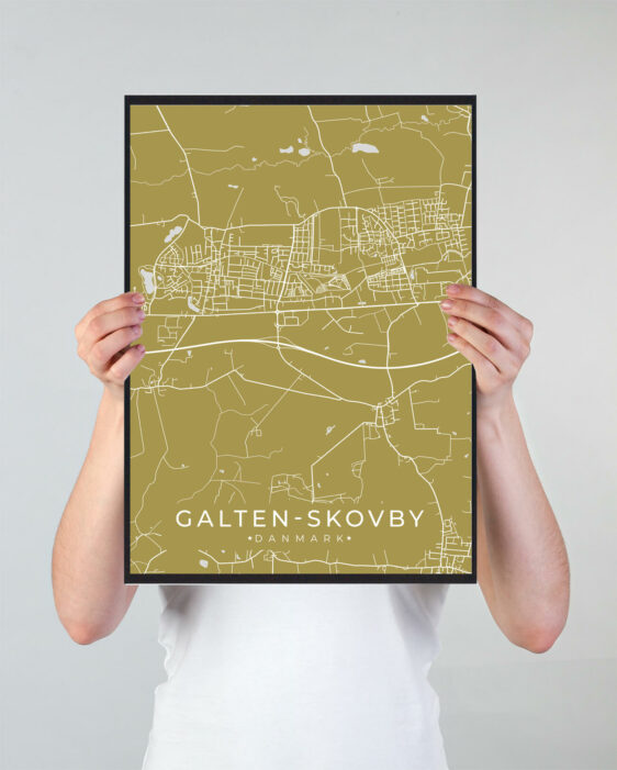 Galten Skovby byplakat i stilrent design. Denne Galten Skovby byplakat er med gul baggrund og viser Galten Skovby fra sin smukkeste side