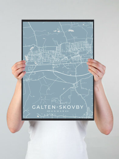 Galten Skovby byplakat i stilrent design. Denne Galten Skovby byplakat er med lyseblå baggrund og viser Galten Skovby fra sin smukkeste side