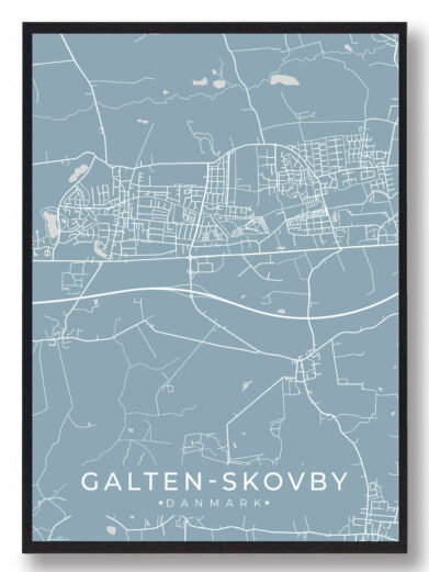 Galten Skovby byplakat i stilrent design. Denne Galten Skovby byplakat er med lyseblå baggrund og viser Galten Skovby fra sin smukkeste side