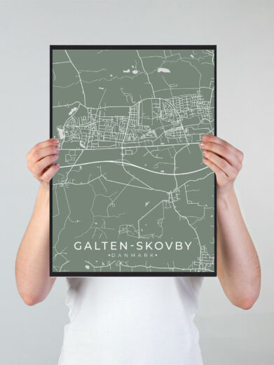 Galten Skovby byplakat i stilrent design. Denne Galten Skovby byplakat er med grøn baggrund og viser Galten Skovby fra sin smukkeste side