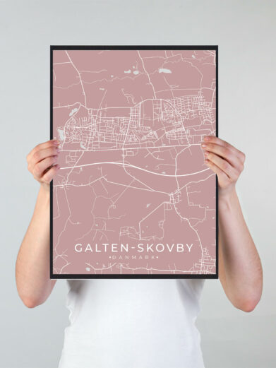 Galten Skovby byplakat i stilrent design. Denne Galten Skovby byplakat er med rosa baggrund og viser Galten Skovby fra sin smukkeste side