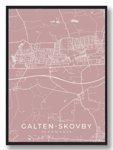 Galten Skovby byplakat i stilrent design. Denne Galten Skovby byplakat er med rosa baggrund og viser Galten Skovby fra sin smukkeste side