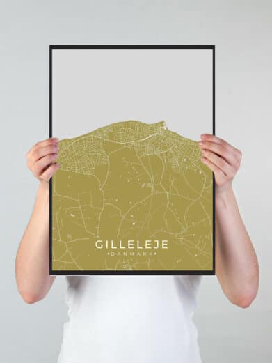 Gilleleje byplakat i stilrent design. Denne Gilleleje byplakat er med gul baggrund og viser Gilleleje fra sin smukkeste side
