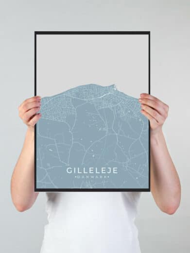 Gilleleje byplakat i stilrent design. Denne Gilleleje byplakat er med lyseblå baggrund og viser Gilleleje fra sin smukkeste side