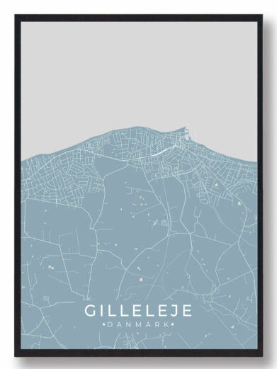Gilleleje byplakat i stilrent design. Denne Gilleleje byplakat er med lyseblå baggrund og viser Gilleleje fra sin smukkeste side