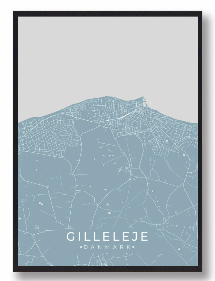 Gilleleje byplakat i stilrent design. Denne Gilleleje byplakat er med lyseblå baggrund og viser Gilleleje fra sin smukkeste side