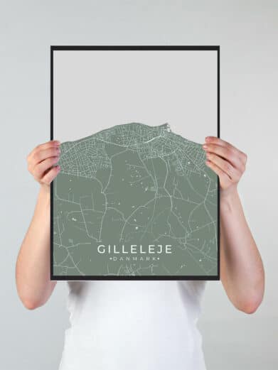 Gilleleje byplakat i stilrent design. Denne Gilleleje byplakat er med grøn baggrund og viser Gilleleje fra sin smukkeste side