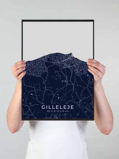 Gilleleje byplakat i stilrent design. Denne Gilleleje byplakat er med mørkeblå baggrund og viser Gilleleje fra sin smukkeste side