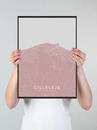 Gilleleje byplakat i stilrent design. Denne Gilleleje byplakat er med rosa baggrund og viser Gilleleje fra sin smukkeste side