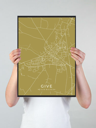 Give byplakat i stilrent design. Denne Give byplakat er med gul baggrund og viser Give fra sin smukkeste side