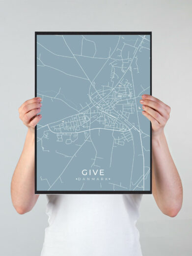 Give byplakat i stilrent design. Denne Give byplakat er med lyseblå baggrund og viser Give fra sin smukkeste side
