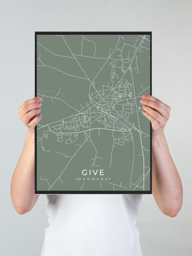 Give byplakat i stilrent design. Denne Give byplakat er med grøn baggrund og viser Give fra sin smukkeste side