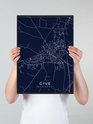 Give byplakat i stilrent design. Denne Give byplakat er med mørkeblå baggrund og viser Give fra sin smukkeste side