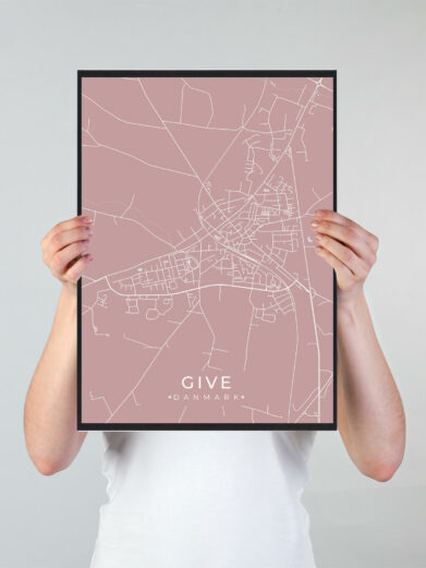 Give byplakat i stilrent design. Denne Give byplakat er med rosa baggrund og viser Give fra sin smukkeste side