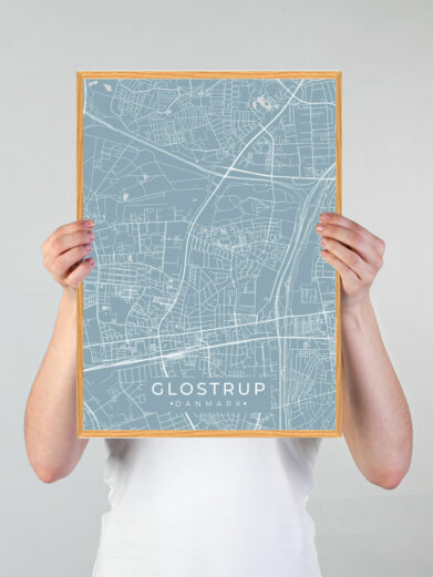 Glostrup by plakat med lyseblå baggrund. Denne Glostrup plakat med området som motiv viser Glostrup fra sin smukkeste side