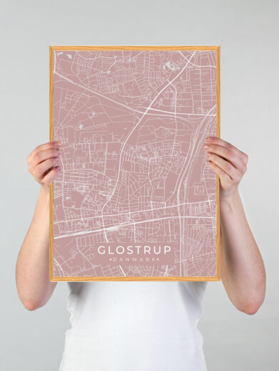 Glostrup by plakat med lyserød baggrund. Denne Glostrup plakat med området som motiv viser Glostrup fra sin smukkeste side