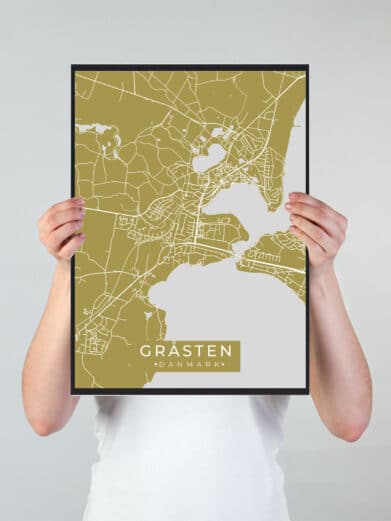 Gråsten byplakat i stilrent design. Denne Gråsten byplakat er med gul baggrund og viser Gråsten fra sin smukkeste side