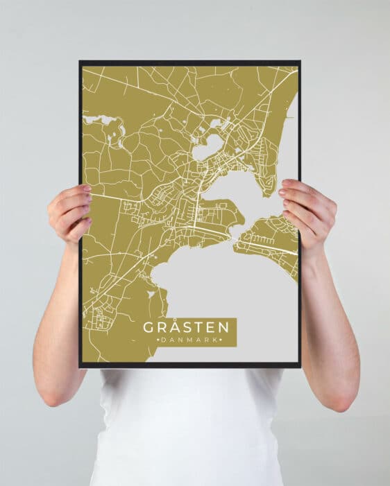 Gråsten byplakat i stilrent design. Denne Gråsten byplakat er med gul baggrund og viser Gråsten fra sin smukkeste side