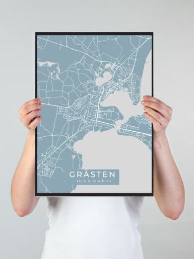 Gråsten byplakat i stilrent design. Denne Gråsten byplakat er med lyseblå baggrund og viser Gråsten fra sin smukkeste side