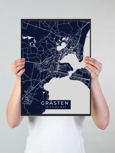 Gråsten byplakat i stilrent design. Denne Gråsten byplakat er med mørkeblå baggrund og viser Gråsten fra sin smukkeste side