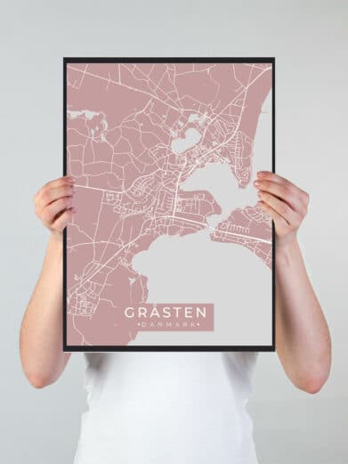 Gråsten byplakat i stilrent design. Denne Gråsten byplakat er med rosa baggrund og viser Gråsten fra sin smukkeste side