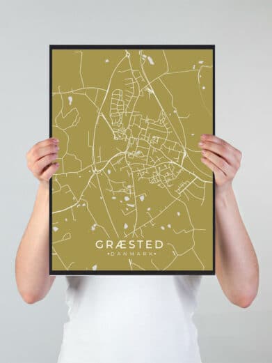 Græsted byplakat i stilrent design. Denne Græsted byplakat er med gul baggrund og viser Græsted fra sin smukkeste side