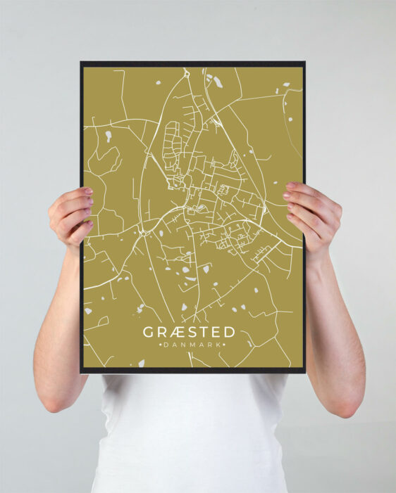 Græsted byplakat i stilrent design. Denne Græsted byplakat er med gul baggrund og viser Græsted fra sin smukkeste side