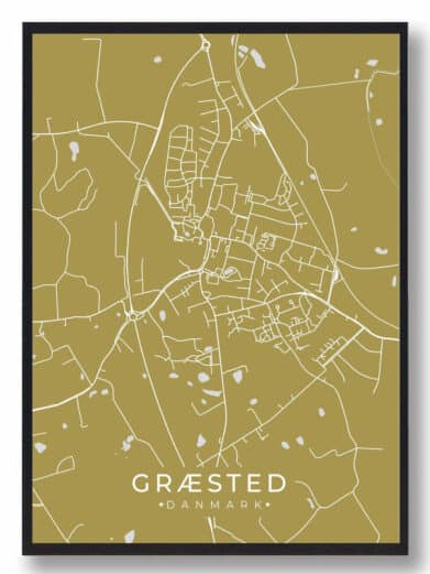 Græsted byplakat i stilrent design. Denne Græsted byplakat er med gul baggrund og viser Græsted fra sin smukkeste side