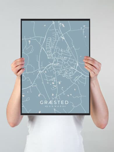 Græsted byplakat i stilrent design. Denne Græsted byplakat er med lyseblå baggrund og viser Græsted fra sin smukkeste side